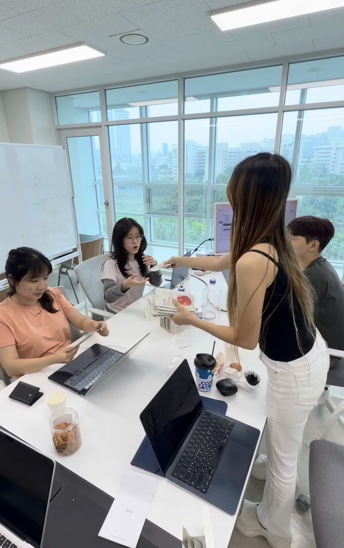 서울 오피스에서 일하는 Vively 팀